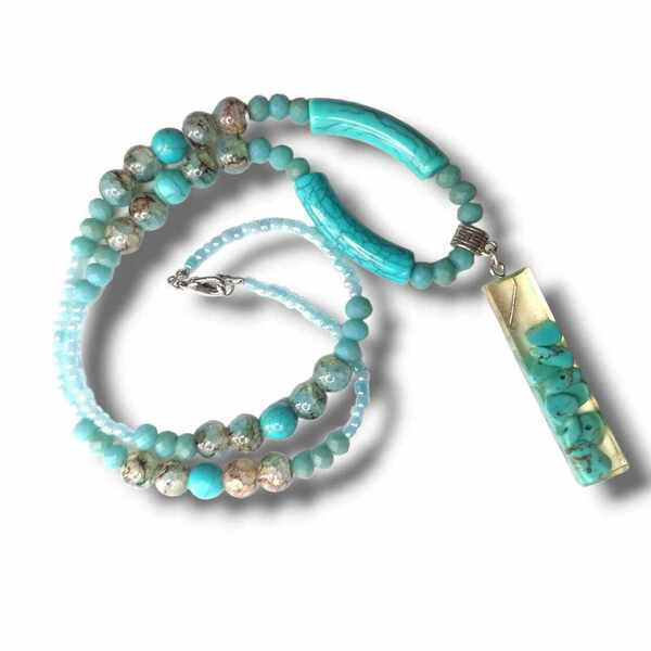 Χειροποίητο κολιέ με resin pendent, crystal beads, turquoise beads and acrylic beads. - γυαλί, κοντά, λουλούδι, μενταγιόν