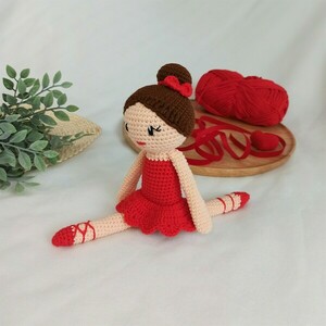 Πλεκτή μπαλαρίνα με κόκκινο φόρεμα - 26εκ - κορίτσι, λούτρινα, amigurumi, δώρο γεννεθλίων, πλεχτή κούκλα - 5