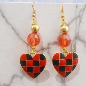 Σκουλαρίκια καρδιά με μεταλλικά στοιχεία και χάντρες Grid heart enamel earrings - σμάλτος, χάντρες, ατσάλι, κρεμαστά, γάντζος - 4