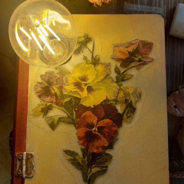 Χειροποίητο φωτιστικό βιβλίο με λουλούδια - πορτατίφ