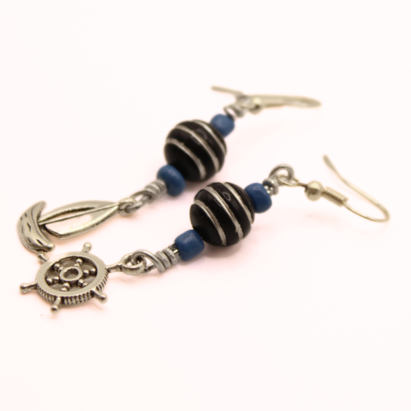 Κρεμαστά σκουλαρίκια με μπλε και μαύρες χάντρες και μεταλλικά στοιχεία άγκυρα και καραβάκι. Μήκος 5 εκ. - καραβάκι, χάντρες, ατσάλι, άγκυρα, κρεμαστά - 2