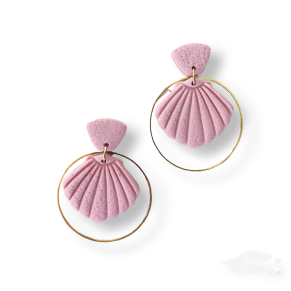 Κρεμαστά statement σκουλαρίκια από πολυμερικό πηλό σε ροζ χρώμα και σχήμα κοχυλιού, με μπρούτζινο κρίκο - μοντέρνο, κοχύλι, πηλός, πρωτότυπο, θάλασσα