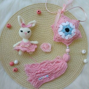 Σετ δώρου για νεογέννητο: Πλεκτό κουκλάκι λαγουδάκι και ροζ πλεκτό ματάκι - κορίτσι, αστέρι, φυλαχτά, ζωάκια, προσωποποιημένα - 2