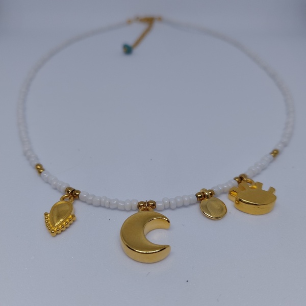 Κολιέ ~40cm με λευκές ψιλές ροκάι και επιχρυσωμένα στοιχεία - φεγγάρι, μάτι, χάντρες, κοντά, seed beads