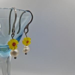 Σκουλαρίκια με λουλούδι Murano και μαργαριτάρι - κίτρινο - μαργαριτάρι, λουλούδι, ατσάλι, κρεμαστά, γάντζος - 2