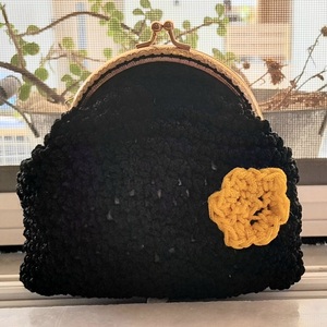 Πλεκτό πορτοφόλι σε μαύρο χρώμα με κίτρινο λουλούδι. - νήμα, γυναικεία, δώρα για γυναίκες, πορτοφόλια