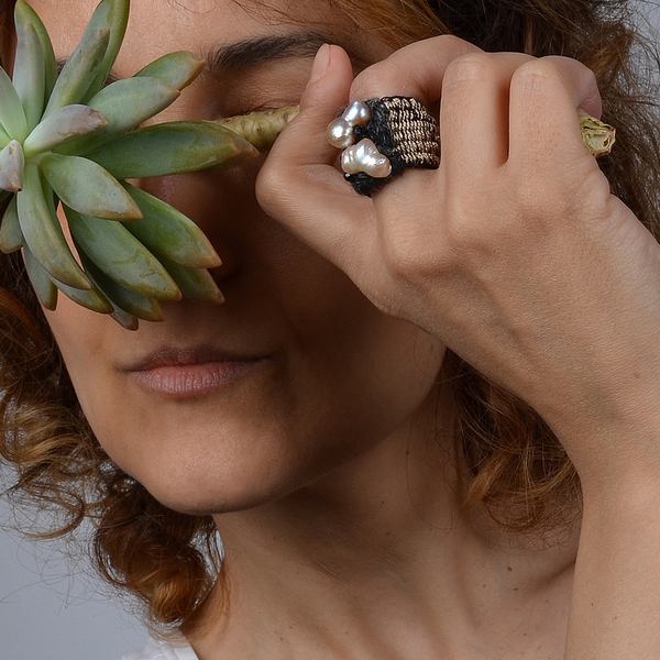 ATHINA MAILI - Υφαντό φαρδύ δαχτυλίδι με μεταλλικά νήματα και μαργαριτάρια baroque - κεντητά, μαργαριτάρι, χειροποίητα, boho - 4