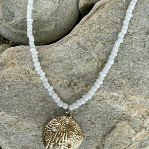 White Beaded Necklace with a big Seashell - κοχύλι, χάντρες, μακριά, μενταγιόν