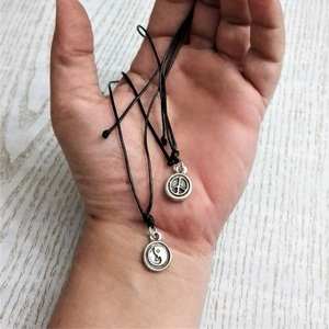 Cord necklace μαύρο διπλής όψεως, με το Γιν-Γιανγκ και το σήμα της Ειρήνης, 33εκ. - ορείχαλκος, minimal, κοντά, boho - 5