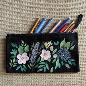Κασετίνα - νεσεσέρ βαμβακερή, ζωγραφισμένη στο χέρι δώρο δασκάλας 20*11 cm λουλούδια μαύρη - ύφασμα, κασετίνες, καλλυντικών, υφασμάτινο νεσεσέρ - 2
