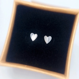 Ασημένια 925° σκουλαρίκια καρδίες που φτερουγίζουν - ασήμι 925, καρδιά, καρφωτά, μικρά, φθηνά