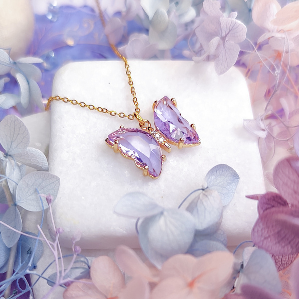 Crystal Soul ~ Lilac | Κολιέ με αλυσίδα από ανοξείδωτο ατσάλι και ορειχάλκινο μοτίφ πεταλούδα - μήκος 40 εκ - charms, ορείχαλκος, κοντά, ατσάλι, φθηνά