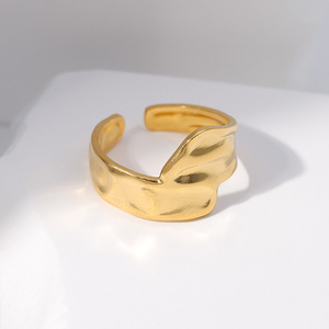 Ατσάλινο Δαχτυλίδι HUG σε χρυσό χρώμα αυξομειούμενο μέγεθος - γεωμετρικά σχέδια, ατσάλι, αυξομειούμενα, φθηνά - 3