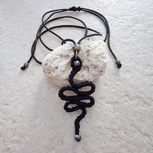 Κολιέ με φίδι χειροποίητο μακραμέ μαύρο με ημιπολύτιμες πέτρες αιματίτη - ημιπολύτιμες πέτρες, μακραμέ, μακριά - 3