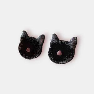 Καρφωτά σκουλαρίκια από μαύρο πολυμερικό πηλό σε σχήμα γάτας, με ασημί glitter - μοντέρνο, πηλός, γάτα, καρφάκι - 2
