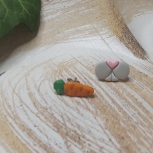 "Rabbit and Carrot" I Χειροποίητα καρφωτά σκουλαρίκια από πολυμερικό πηλό 2 cm - χρώμα γκρι / πορτοκαλί - πηλός, καρφωτά, μικρά, καρφάκι - 2