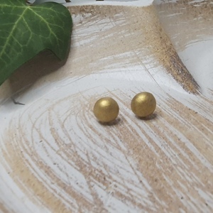 "gold stud " I Χειροποίητα μοντέρνα καρφωτά σκουλαρίκια από πολυμερικό πηλό 0,5 cm - χρώμα χρυσό - πηλός, καρφωτά, μικρά, καρφάκι, φθηνά - 2