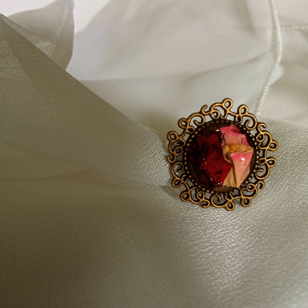 Γυναικείο χειροποίητο αυξομειούμενο δαχτυλίδι vintage σε μπρονζέ αντικέ με αποξηραμένα πέταλα από τριαντάφυλλα και υγρό γυαλί - vintage, γυαλί, χειροποίητα, αυξομειούμενα - 2