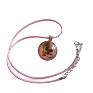 Μενταγιόν στρογγυλό, ροζ από υγρό γυαλί με ελιά εντός, 3 cm διάμετρο - γυαλί, χειροποίητα, κοντά, μενταγιόν