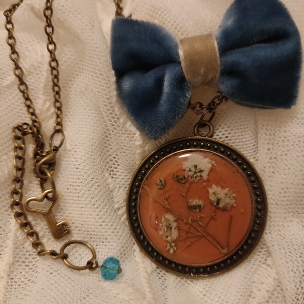 Μενταγιόν "blooming bow in blue" - γυαλί, μακριά, λουλούδι, μπρούντζος, μενταγιόν - 3