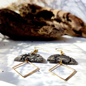 Granite semicircle with golden diamond earrings/ Ημικύκλιο πηλός με υφή γρανίτη και χρυσό ρόμβο - επιχρυσωμένα, πηλός, μακριά, κρεμαστά, γάντζος - 4