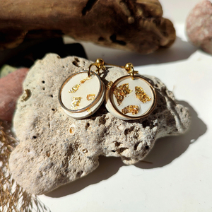 White circle with gold leaves earrings/ Λευκός πηλός με φύλλα χρυσού και χρυσό δαχτυλίδι - επιχρυσωμένα, πηλός, μακριά, κρεμαστά, καρφάκι - 3