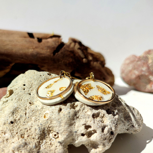 White circle with gold leaves earrings/ Λευκός πηλός με φύλλα χρυσού και χρυσό δαχτυλίδι - επιχρυσωμένα, πηλός, μακριά, κρεμαστά, καρφάκι - 5