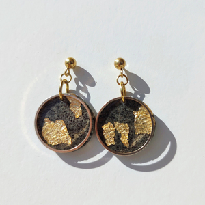 Granite circle with gold leaves earrings/ Πηλός με υφή γρανίτη σε κυκλικό σχήμα και με φύλλα χρυσού - επιχρυσωμένα, πηλός, μακριά, κρεμαστά, καρφάκι