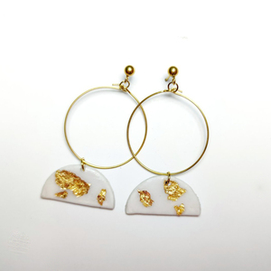 White semicircle with gold leaves earrings / Λευκός πηλός σε ημικύκλιο σχήμα με φύλλα χρυσού - επιχρυσωμένα, πηλός, κρίκοι, μακριά, καρφάκι
