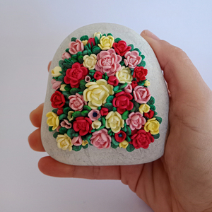 Βότσαλο με πολύχρωμα λουλούδια από πολυμερικό πηλό - πέτρα, πηλός, διακοσμητικές πέτρες, βότσαλα, πολυμερικό πηλό - 2