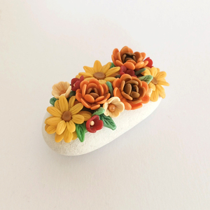 Μικρό βότσαλο με ανάγλυφα λουλούδια από πολυμερικό πηλό - πέτρα, πηλός, διακοσμητικές πέτρες, βότσαλα, πολυμερικό πηλό - 5