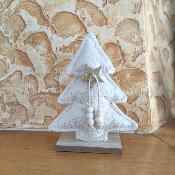 Χριστουγεννιάτικο δέντρο με βάση ξύλινη, με ύφασμα γυαλιστερό. - ύφασμα, ξύλο, νονά, διακοσμητικά, δέντρο - 4