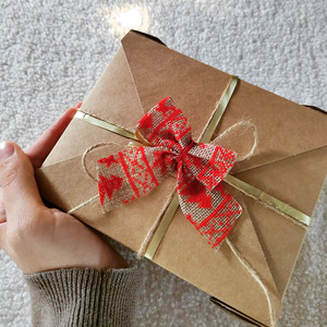 Χειροποίητο Χριστουγεννιάτικο λαστιχάκι μαλλιών scrunchie βελούδινο γούρι 2024 κυπαρισσί 1 τμχ medium size - βελούδο, χριστουγεννιάτικα δώρα, γούρια - 4