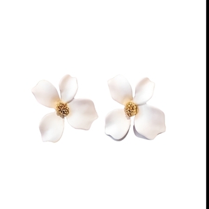 '' ALICE '''Σκουλαρίκια σε σχήμα λουλούδι σε χρώμα άσπρα μπορούν να φορεθούν και ως νυφικά - ορείχαλκος, λουλούδι, καρφωτά, boho, νυφικά