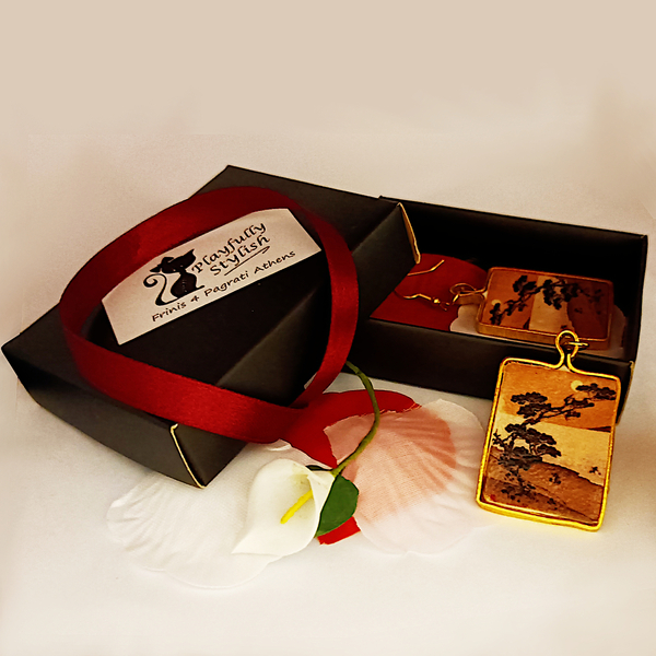 Χρυσαφί σκουλαρίκια με πίνακα ιαπωνικής τέχνης. Ατσάλι, αλουμίνιο, κρύα πορσελάνη. 6,8x3 cm περ. "Η ακτή της Σούμα την νύχτα" - επιχρυσωμένα, ατσάλι, κρεμαστά - 4