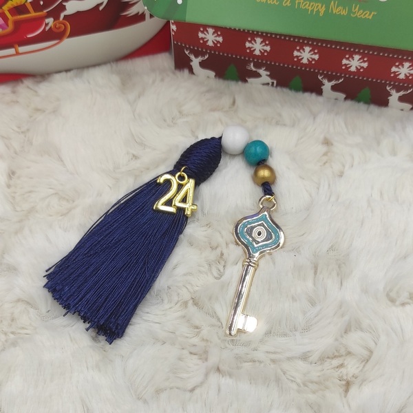Επιτραπέζιο γούρι 2024 με χρυσό κλειδί με σμάλτο σε 4 χρώματα, χάντρες και μπλε φούντα - κλειδί, μέταλλο, χριστουγεννιάτικα δώρα, γούρια - 4