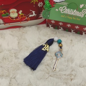 Επιτραπέζιο γούρι 2024 με χρυσό κλειδί με σμάλτο σε 4 χρώματα, χάντρες και μπλε φούντα - κλειδί, μέταλλο, χριστουγεννιάτικα δώρα, γούρια - 5