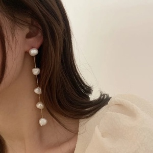 Pearl drop earrings/ Κρεμαστά σκουλαρίκια με πέρλες μπορούν να φορεθούν τόσο σε μια επίσημη περίσταση όσο και ως νυφικό κόσμημα. - ορείχαλκος, καρφωτά, boho, πέρλες, νυφικά - 2