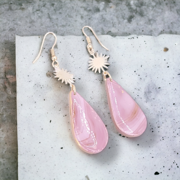 "Pink marble drop" I Χειροποίητα μοντέρνα κρεμαστά σκουλαρίκια από πολυμερικό πηλό 7 cm - χρώμα ροζ / χρυσό - ήλιος, πηλός, κρεμαστά, νυφικά, γάντζος - 2