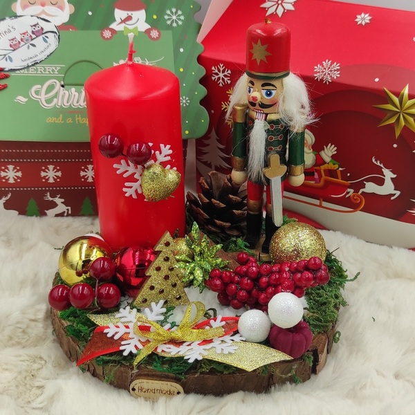 Χειροποίητο διακοσμητικό με κόκκινο κερί, καρυοθραύστη, κουκουνάρι και διακοσμητικά σε κορμό δέντρου 15cm - ξύλο, διακοσμητικά, χριστουγεννιάτικα δώρα, κεριά - 2