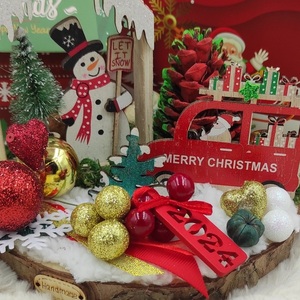 Χειροποίητο ξύλινο διακοσμητικό-γούρι με χιονάνθρωπο σε σπιτάκι, αυτοκινητάκι, κουκουνάρι και διακοσμητικά σε κορμό δέντρου 15cm - ξύλο, σπίτι, χριστουγεννιάτικα δώρα, γούρια - 4