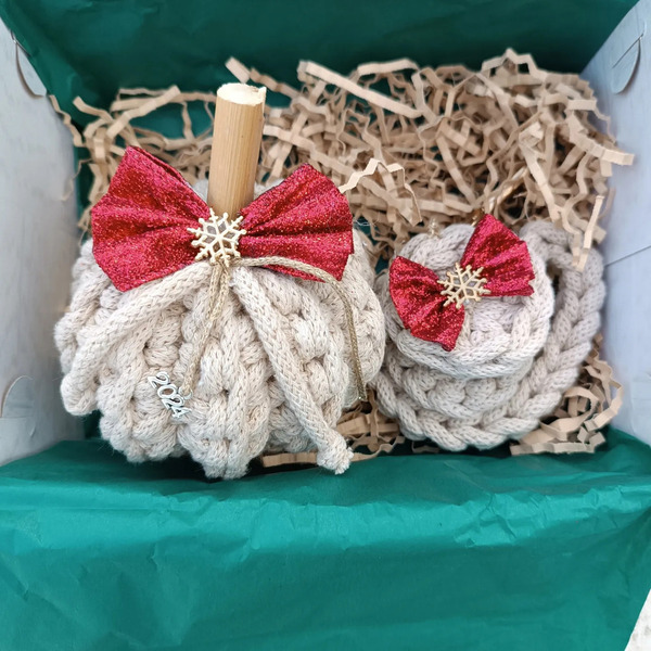 Χριστουγεννιάτικο gift box 7. Πλεκτή κολοκύθα και μπρελόκ καρπού με κόκκινο φιόγκο - νήμα, μαμά, δασκάλα, σετ δώρου - 4