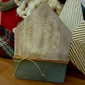 Χειροποίητο επιτραπέζιο ξύλινο σπιτάκι - γούρι με στεφάνι - ξύλο, σπίτι, χριστουγεννιάτικα δώρα, γούρια, επιτραπέζιο διακοσμητικό - 3
