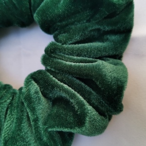 Βελουτέ πράσινο λαστιχάκι μαλλιών - ύφασμα, χειροποίητα, λαστιχάκια μαλλιών - 2