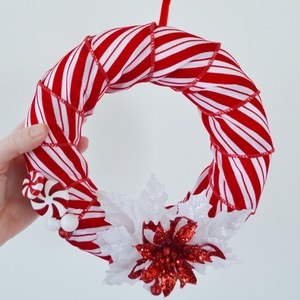 Χριστουγεννιάτικο στεφάνι από φελιζόλ διαμέτρου 20 εκ. στολισμένο με λευκή-κόκκινη κορδέλα και λουλούδια - ύφασμα, ριγέ, στεφάνια, διακοσμητικά, candy - 3