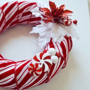 Χριστουγεννιάτικο στεφάνι από φελιζόλ διαμέτρου 20 εκ. στολισμένο με λευκή-κόκκινη κορδέλα και λουλούδια - ύφασμα, ριγέ, στεφάνια, διακοσμητικά, candy - 4