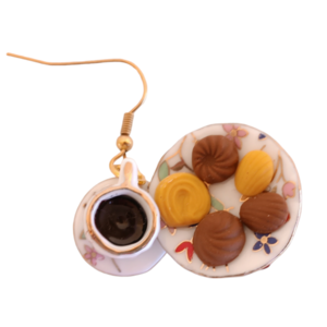 Σκουλαρίκια πορσελάνινο σετ φλυτζάνι καφέ και πιάτο με μπισκότα μαντλέν / μεσαία / ατσάλι / Twice Treasured - πηλός, κρεμαστά, γλυκά, με κλιπ - 2