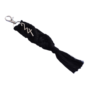 Γούρι μπρελόκ κλειδιών μακραμέ μαύρο με ασημί μπρελόκ από βαμβακερό νήμα 18cm - νήμα, αξεσουάρ, πλεκτά μπρελόκ, γούρι 2024 - 2