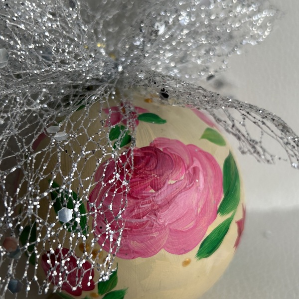 Μπάλα ζωγραφισμένη στο χέρι ροζ λουλούδια - ασημί κορδέλα - ζωγραφισμένα στο χέρι, πλαστικό, στολίδια, μπάλες - 2
