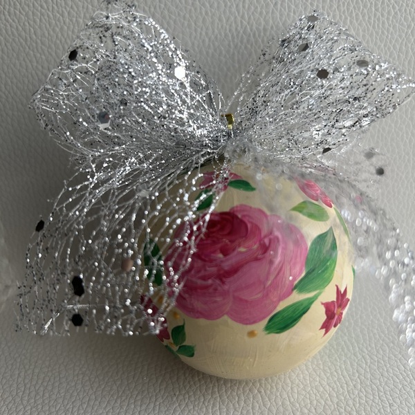 Μπάλα ζωγραφισμένη στο χέρι ροζ λουλούδια - ασημί κορδέλα - ζωγραφισμένα στο χέρι, πλαστικό, στολίδια, μπάλες - 4